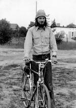 meddeler. Med bøllehat og dynamolygte ligner Knud Wollenberger med den danske mor mest af alt en tidstypisk ung mand. Men allerede i 1970 begynder han som meddeler for Stasi, til trods for at han ikke engang er særlig ideologisk. Privatfoto fra bogen 