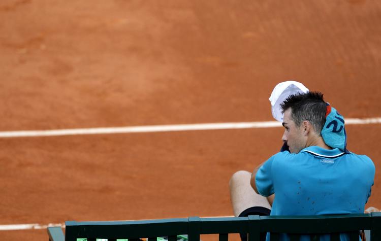Slået. John Isner sagde efter kampen, at det eneste han gjorde rigtigt i opgøret mod Mathieu, var at serve godt. 