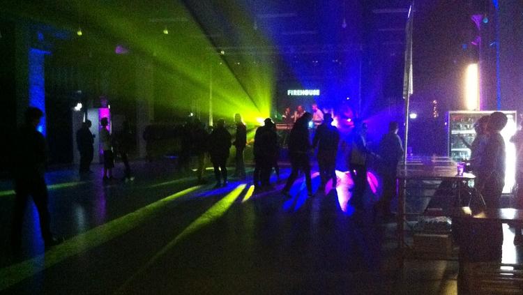 Halvtom. Der var rigtig god plads på dansegulvet til gårsdagens Distortion aftenfest. 