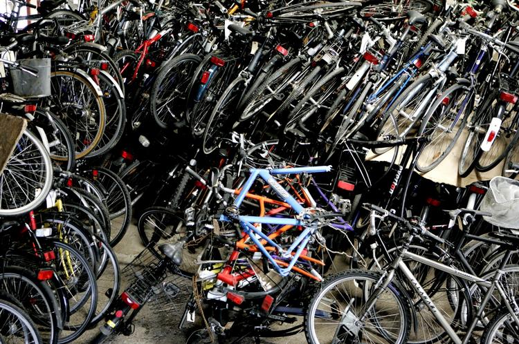 Parkering. Cykler kan ikke fjernes uden ansvar efter en times parkering, slår politiet fast. 