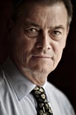 Kvindehysteri. Mænd må sige nej til indkøb af dækservietter i Ikea, mener Asger Aamund. 