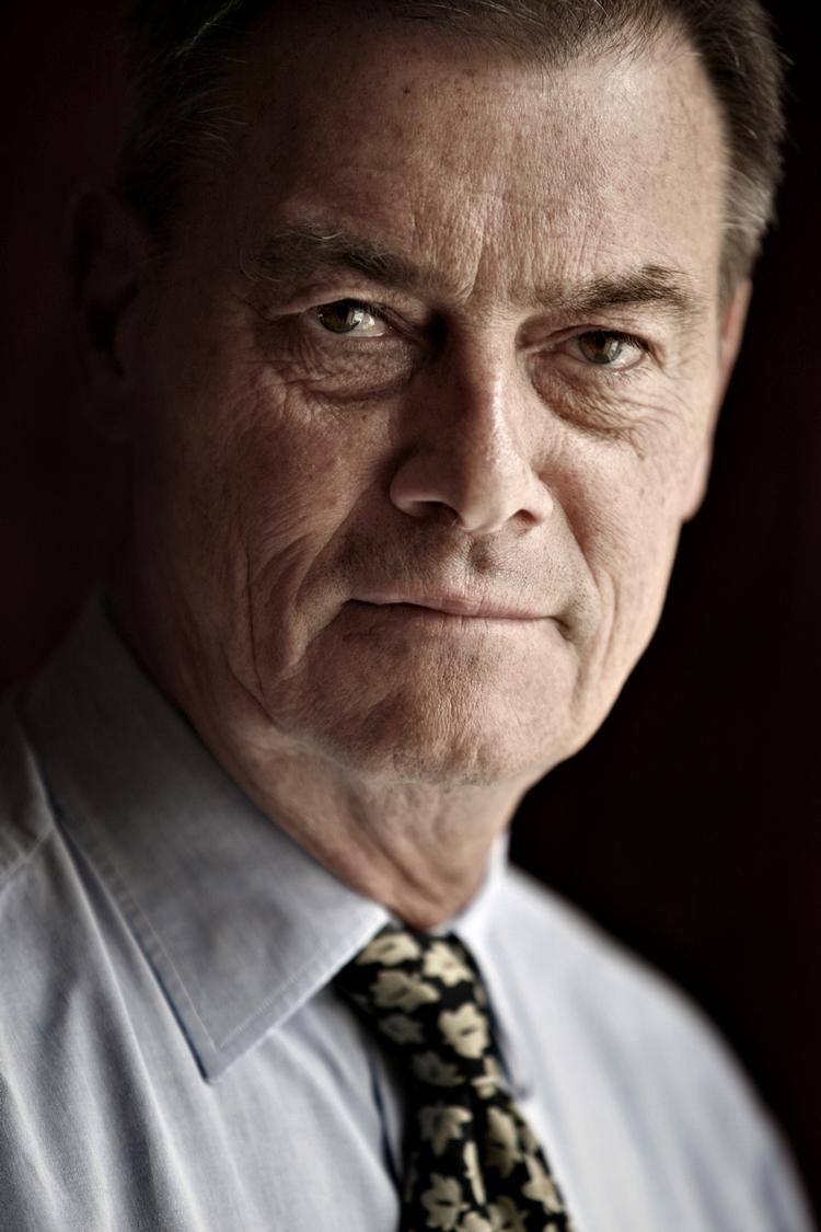 Kvindehysteri. Mænd må sige nej til indkøb af dækservietter i Ikea, mener Asger Aamund. 