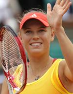 turist. Caroline Wozniacki takker publikum  efter den sikre sejr i anden runde. 