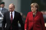 Møde. »Man kan ikke gøre noget med magt«, siger den russiske præsident, der mødes med Merkel i dag. 