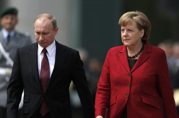 Møde. »Man kan ikke gøre noget med magt«, siger den russiske præsident, der mødes med Merkel i dag. 