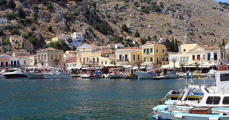 NABOØ. Der er kun to timers sejlads fra den populære ferieø Rhodos til den langt mindre kendte Symi. 