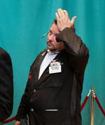 Puha. En amerikansk børsmægler tørrer i dag sveden af panden på Wall Street i New York. I Europa har de europæiske børser haft en sort dag. 