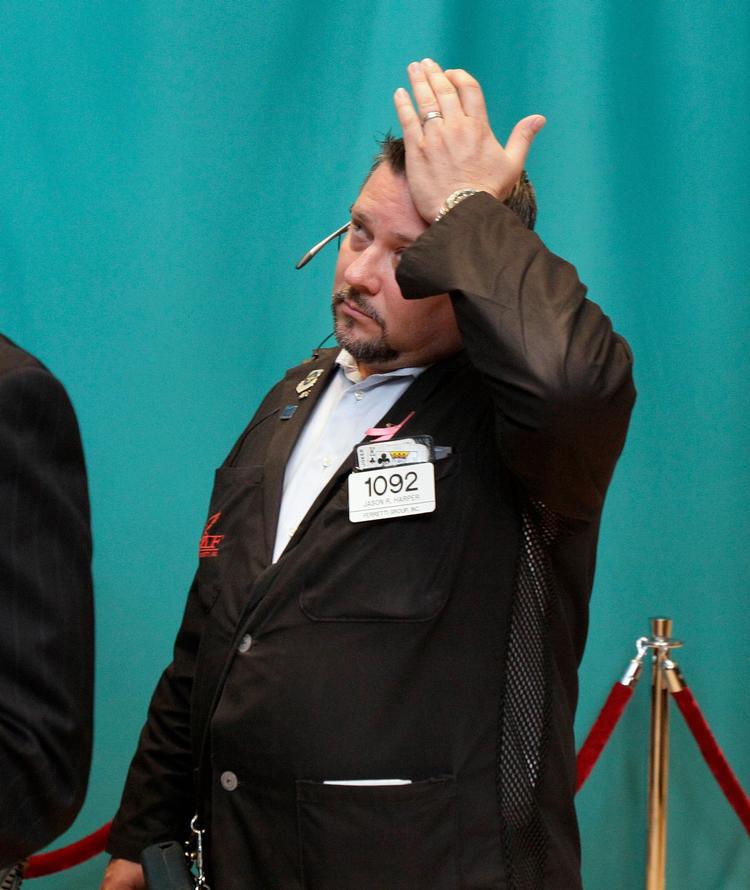 Puha. En amerikansk børsmægler tørrer i dag sveden af panden på Wall Street i New York. I Europa har de europæiske børser haft en sort dag. 