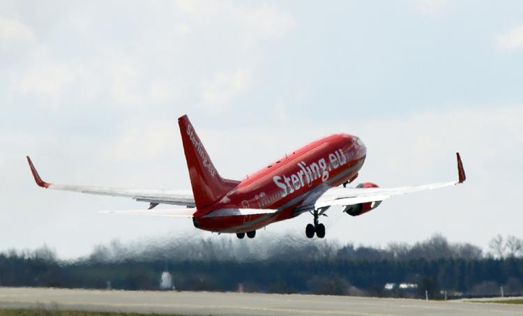 Prisen. CO2-udslippet er tre gange større ved at flyve, så hvorfor skal det være markant dyrere at tage toget? 