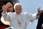 presset. Pave Benedikt XVI besøgte i dag den italienske by Milano. Paven og Vatikanet er presset af en stribe sager i øjeblikket. I dag lod amerikanske nonner deres utilfredshed komme tili åbent skue i demonstrationer i New York mod Vatikanet. Nonnerne er vrede over en rapport, hvori Vatikanet konkluderer, at kvinderne har ladet sig forlede af radikale-feministiske strømninger. 