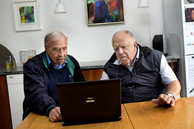 Hopla. Erik Berg Rasmussen (th.) cykler, går, dyrker musik og underviser ældre i computerbrug. Hans egne forældre døde, før de nåede den alder, Erik har nu. 