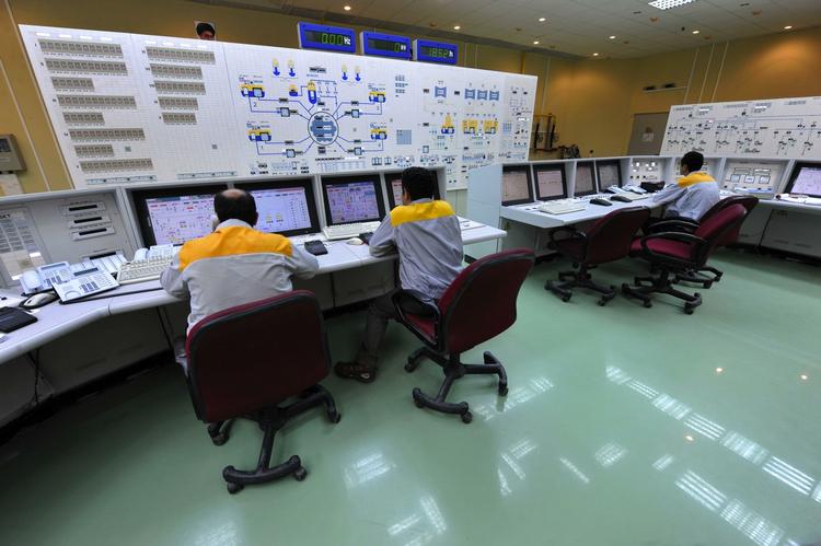 CYBERANGREB. Iranere ved et af landets atomanlæg. En computerorm ødelagde vigtige urancentrifuger og sinkede dermed Irans berigelse af uran. Arkivfoto. 