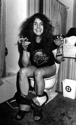 Skål. »Tømmer min hjerne«, skriver Ozzy Osbourne til dette snapshot. 