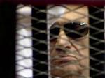 Dømt. Dette billede fra egyptisk stats-tv viser Hosni Mubarak i retten, med solbriller. 
