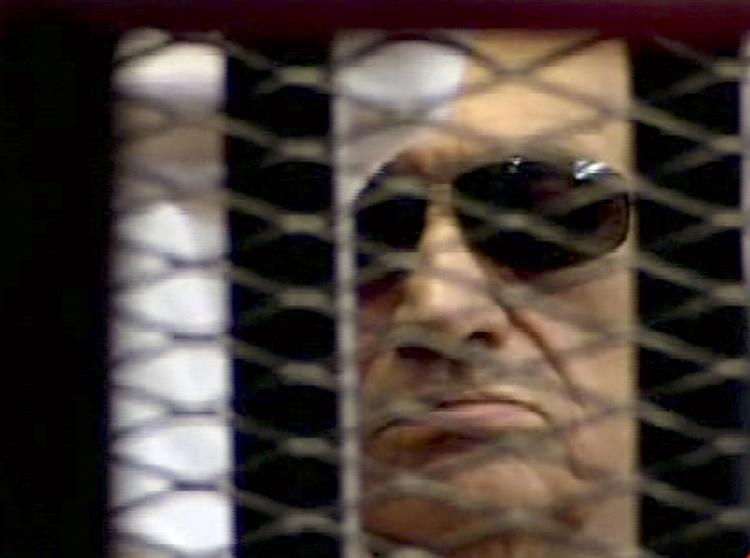 Dømt. Dette billede fra egyptisk stats-tv viser Hosni Mubarak i retten, med solbriller. 