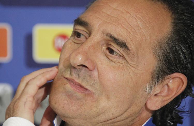 matchfixing. Italiens træner Cesare Prandelli har skullet forholde sig andre ting end spillet på banen op mod EM. 