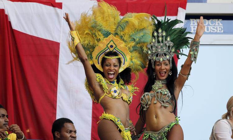druknefare. De brasilianske tilskuere til kampen mod Danmark var ikke påvirket af meget andet end danselyst og livsglæde. Men til EM frygter arrangørerne, at fans går til vodkaen. 