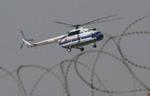 Dømt. En helikopter fragter Hosni Mubarak væk fra retsbygningen i Kairo. Da han ankom til fængslet, var der indtryffet en »krise«. 
