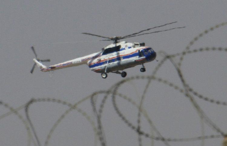 Dømt. En helikopter fragter Hosni Mubarak væk fra retsbygningen i Kairo. Da han ankom til fængslet, var der indtryffet en »krise«. 