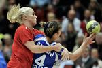 komfortabelt. Trine Troelsen (tv) har godt fat i en af de italienske spillere. Og Danmark havde i det hele taget godt fat i Italien i storsejr. 