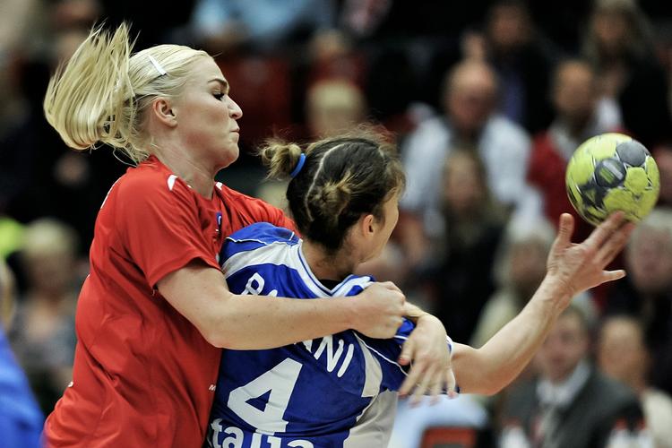 komfortabelt. Trine Troelsen (tv) har godt fat i en af de italienske spillere. Og Danmark havde i det hele taget godt fat i Italien i storsejr. 