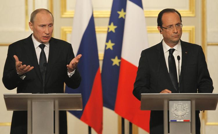 Pressemøde. Rusland er allieret med Syrien og er derfor ikke fortaler for sanktioner mod landet. Her møder præsident Vladimir Putin den franske præsident François Hollande i Paris. 