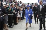 Fejring. Dronning Elizabeth blev fejret på Epsom travbanen i det sydlige England. 