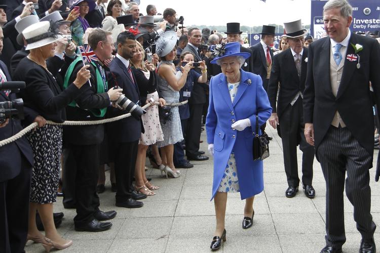 Fejring. Dronning Elizabeth blev fejret på Epsom travbanen i det sydlige England. 