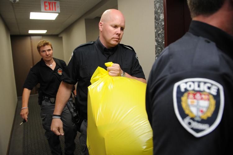 Makabert. Den første ligdel dukked op her, hos det republikanske parti i Canadas hovedkvarter - en afhugget fod. 