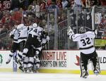 Jubel. Et sted i mængden befinder 2-1-skytten Jeff Carter sig. LA kan onsdag sikre sig klubbens første NHL-titel. 