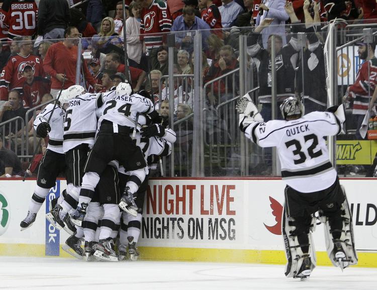 Jubel. Et sted i mængden befinder 2-1-skytten Jeff Carter sig. LA kan onsdag sikre sig klubbens første NHL-titel. 