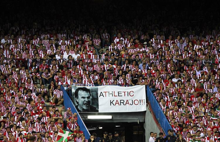 Opbakning. Bielsa er en populær mand hos tilhængerne i Baskerlandet. 