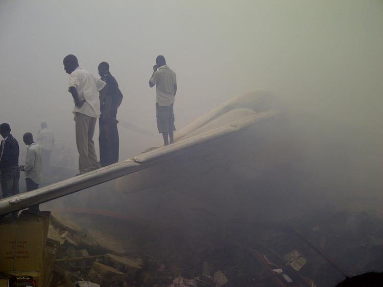 Kaos. Flere tusinde er strømmet til det sted, hvor et passagerfly for nogle timer siden styrtede ned i byen Lagos i Nigeria. 