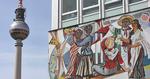 HUSKUNST. Den enorme mosaikfrise ’Unser Leben’ går hele vejen rundt om Haus des Lehrers bygningen på Alexanderplatz. 