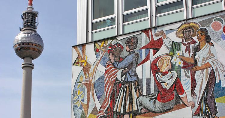 HUSKUNST. Den enorme mosaikfrise ’Unser Leben’ går hele vejen rundt om Haus des Lehrers bygningen på Alexanderplatz. 