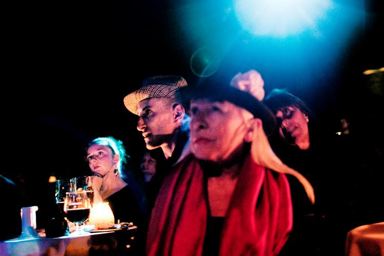 Stemning. Publikum i mange aldre var på plads fredag aften for at tage imod det nyrenoverede JazzHouse med en kærlighed, der omfavnede musikerne på scenen. Også selv om utilfredshed med larm fra barområdet bredte sig i løbet af aftenen. 