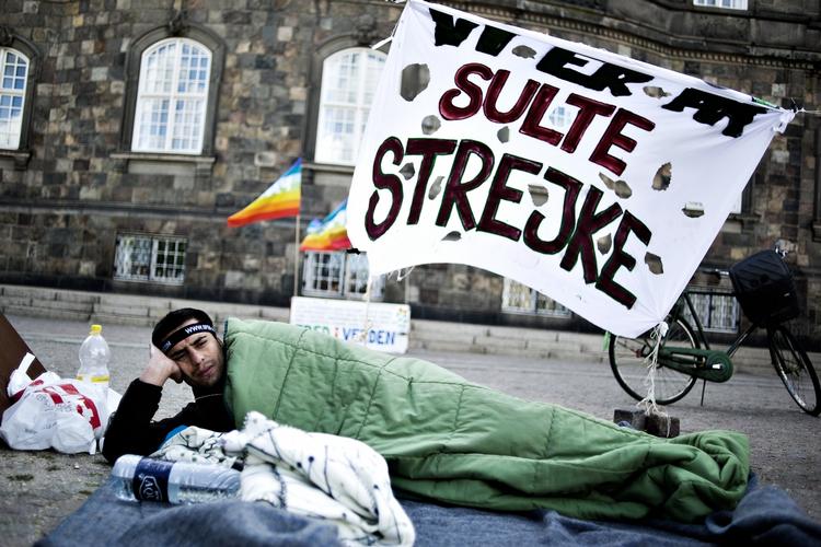 Sultestrejke. Ni iranere sultestrejker for at få ayl. Tidligere har de holdt til i Stefans Kirken på Nørrebro, men i går befandt de sig på Christiansborgs Slotsplads. 