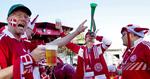 Øl og roligans. Er der to, der følger fodboldlandsholdet rundt i verden - her til VM i Sydafrika - er det de danske roligans klædt i hvidt og rødt, samt øl. Under fodbold-EM i Polen og Ukraine må fansene holde igen på øldrikningen. 