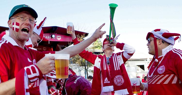 Øl og roligans. Er der to, der følger fodboldlandsholdet rundt i verden - her til VM i Sydafrika - er det de danske roligans klædt i hvidt og rødt, samt øl. Under fodbold-EM i Polen og Ukraine må fansene holde igen på øldrikningen. 