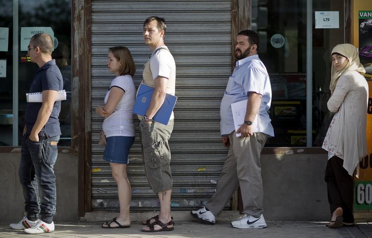 ledige. Mandag i Madrid. Arbejdsløse spaniere står i kø uden for et arbejdsløshedskontor. 