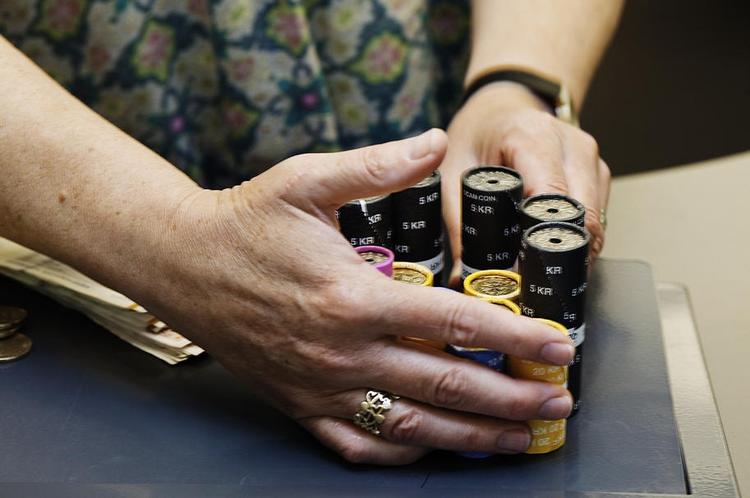 PRIVAT. Danskerne tjekker i stigende grad saldo og overfører penge hjemmefra. (Arkivfoto) 