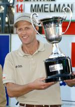 comeback. Steen Tinning med pokalen efter sejren i oktober 2002 i Madrid. 