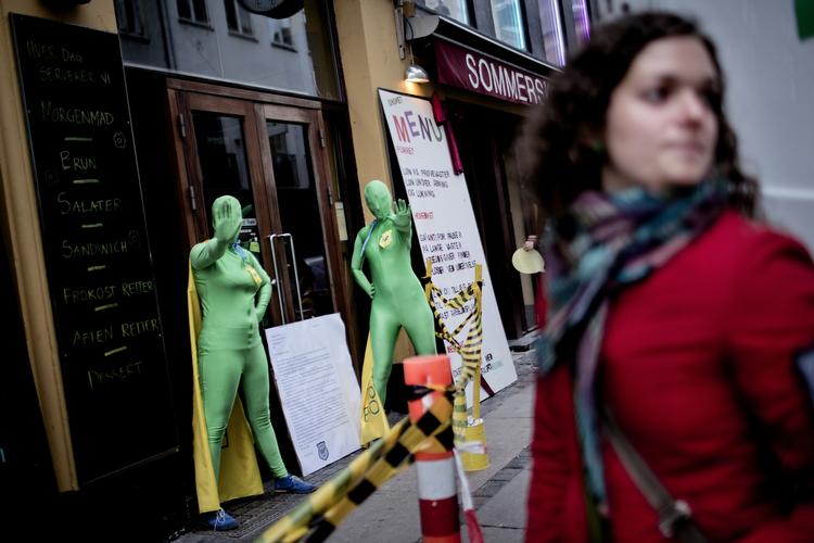 Aktion. Omkring tyve unge fra gruppen Work Force mødte op i morges og spærrede Café Sommersko af, fordi de mener, at medarbejderne arbejder under urimelige forhold. 