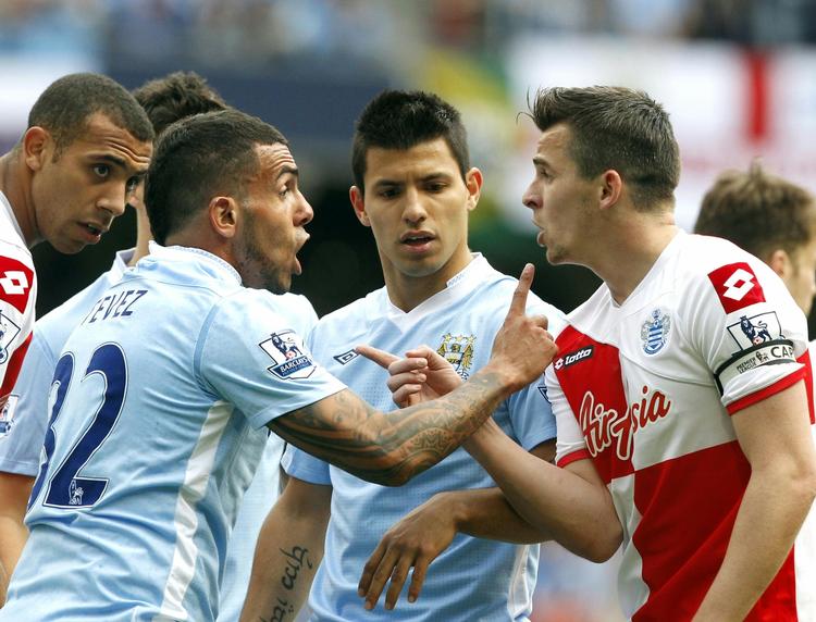 hanekamp. Joey Barton fra Queens Park Rangers (th) fik 12 dages karantæne efter uværdig opførsel i sæsonens sidste kamp mod Manchester City. 