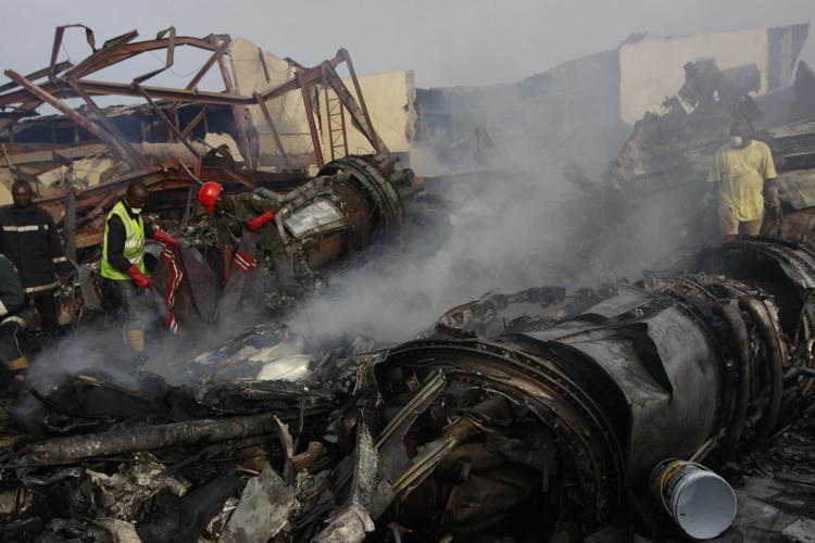 Styrt. Helikopteren fra Dancopter var den første på stedet, da nigeriansk passagerfly styrtede. 