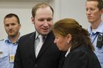 Lægdommer Ernst Henning Eielsen har blevet grebet i at lægge kabale under en afhøring. 