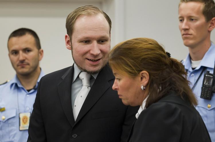 Lægdommer Ernst Henning Eielsen har blevet grebet i at lægge kabale under en afhøring. 