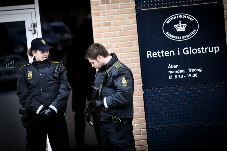 dømt. Anklagemyndigheden havde krævet mellem 14 og 16 års fængsel, men de fire tiltalte i terrorsagen mod JP/Politikens Hus slap billigere, da der blev udstedt en straf ved Retten i Glostrup. 