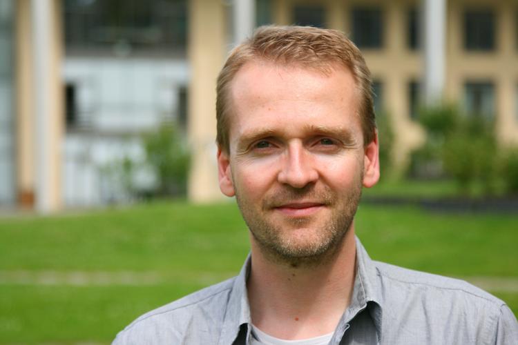 Forudsigeligt. DR Update kunne ikke hamle op med TV 2 News, men fik heller aldrig chancen, siger Mark Ørsten. 