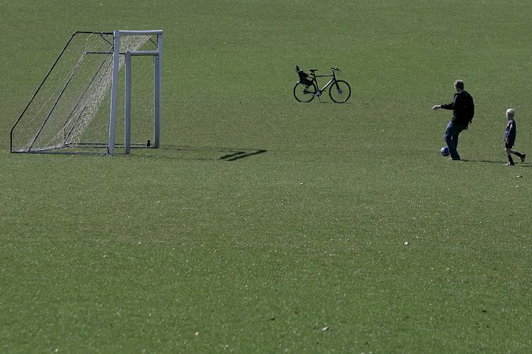 Fædre. Fars dag bliver ikke fejret i samme omfang som mors ditto. (Arkivfoto) 
